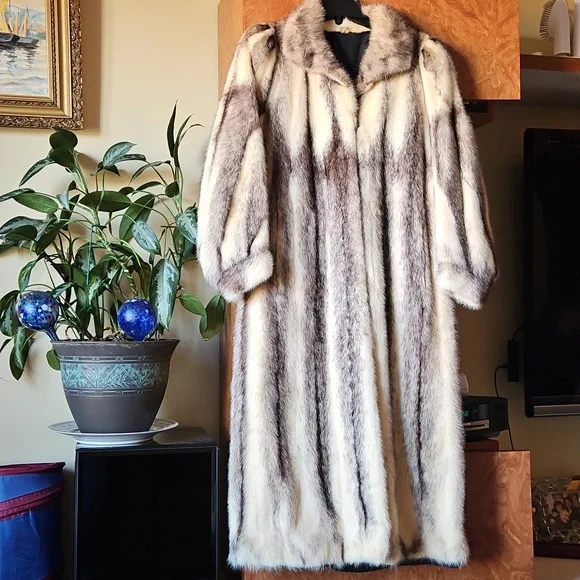 Luxurious Vintage Long Mink Fur Coat - Picture 1 of 6
